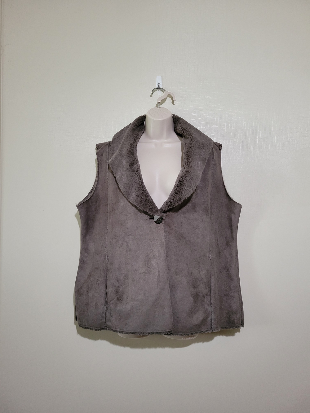 Faux Suede Sleeveless Vest with Plush Collar - Gray